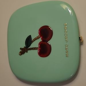 Marc Jacobs highlighter in the shade gilty